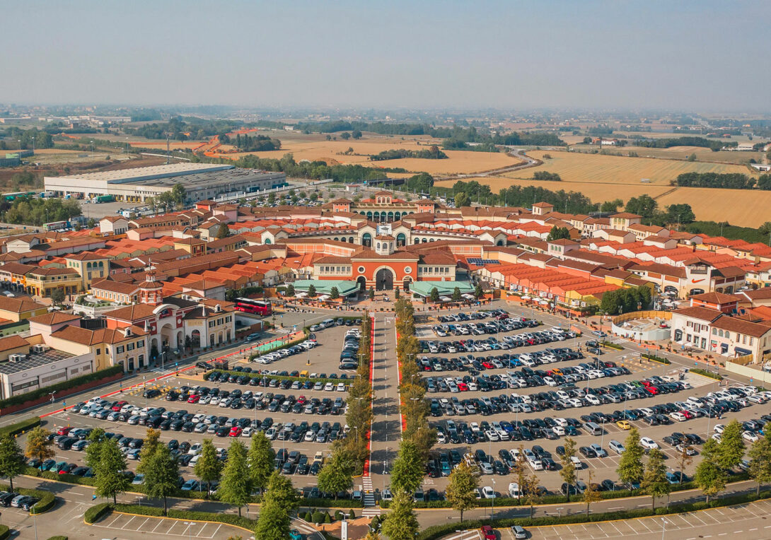 Serravalle Outlet - ingresso principale Serravalle Outlet - ingresso principale
